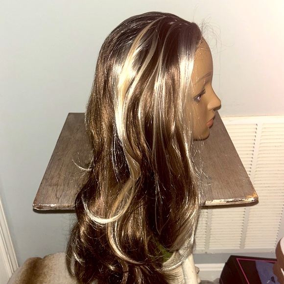 Stunning synthetic wig - Picture 3 of 9